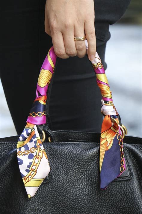 sac a main et foulard contrefaçon